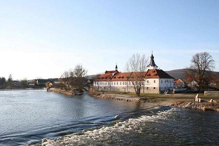 Restaurant Zámecký had sídlí v opraveném dobřichovickém zámku. Restaurant Zámecký had sídlí v opraveném dobřichovickém zámku.