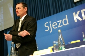Jiří Čunek gestikuluje na sjezdu KDU-ČSL.