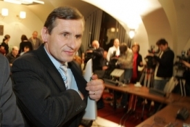 Jiří Čunek odchází z tiskové konference, kde mluvil o svých úsporách