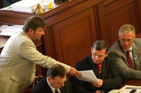 Premiér Topolánek má kvůli lidoveckému šéfovi Čunkovi ve vládě horko.