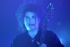 Robert Smith se olizuje a ušklíbá jak porcelánová panenka.