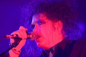 Robert Smith se olizuje a ušklíbá jak porcelánová panenka.