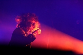 Robert Smith při pražském koncertu v roce 2008.