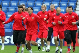 Če&scaron;t&iacute; fotbalist&eacute; se připravuj&iacute; na z&aacute;pas se &Scaron;v&yacute;cary.