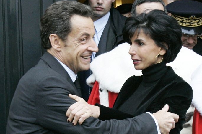 Nicolas Sarkozy vítá po porodu první den v práci Rachidu Datiovou.