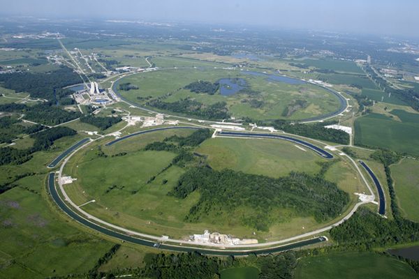 Tevatron ve Fermilabu u Chicaga je dlouhý 6,3 kilometru.