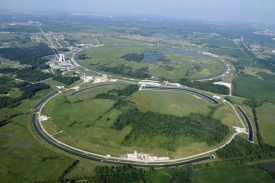 Tevatron ve Fermilabu u Chicaga je dlouhý 6,3 kilometru.
