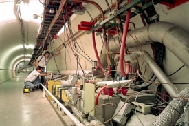 Tevatron je kruhový urychlovač s dráhou dlouhou 6,3 kilometru.