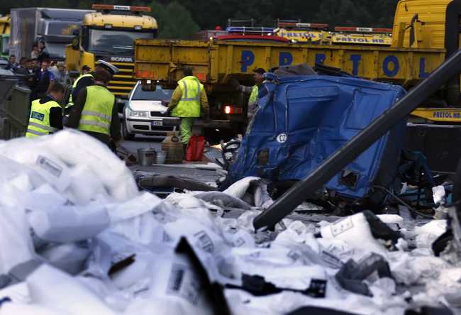 Dálnici D1 u mostu přes Želivku zablokovala nehoda kamionů.