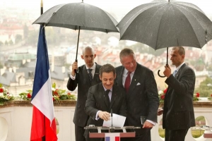 V červnu si byli blíž. Nyní Sarkozy před vládou Čechů varuje.