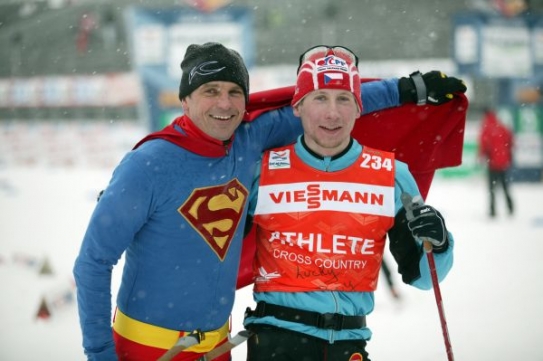 Zpestření českého tréninku. Martin Petrásek v roli Supermana. Zpestření českého tréninku. Martin Petrásek v roli Supermana.
