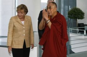 Tibetský dalajlama na berlínské schůzce s Angelou Merkelovou Tibetský dalajlama na berlínské schůzce s Angelou Merkelovou