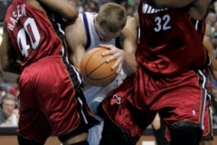 Dirk Nowitzki z Dallasu mezi Udonisem Haslem s Shaquillem O'Nealem