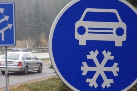 Zimn&iacute; pneumatiky a tanečky ministerstva dopravy.