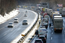 Drsné počasí v oblasti Vysočiny často komplikuje dopravu na dálnici D1