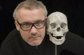 Damien Hirst se svou diamantovou lebkou.