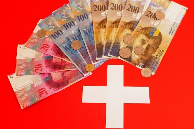 S penězi nejraději do švýcarské banky?