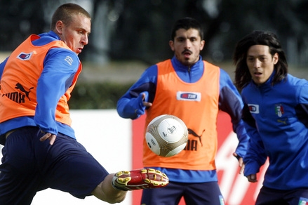 Italští reprezentanti Daniele De Rossi (vlevo), Gennaro Gattuso a Mauro Camoranesi. 