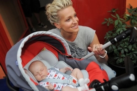 Dara Rolins a malá Laura na otevření restaurace v pražské Libni