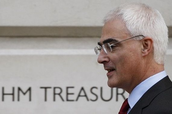 Ministr financí Alistair Darling.