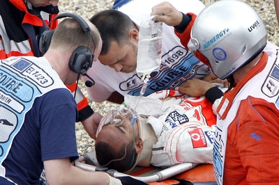 Lewis Hamilton měl těžkou nehodu, jeho start je ohrožen.