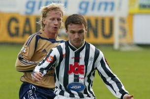 David Lafata v souboji. David Lafata v souboji.