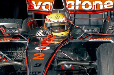 Zatím první jezdec v seriálu formule 1 - Lewis Hamilton.