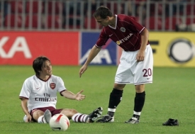 Tom&aacute;&scaron; Rosick&yacute; v utk&aacute;n&iacute; jeho Arsenalu proti Spartě Praha.