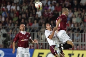 Kapitán Tomáš Řepka se v zápase s Arsenalem zranil.