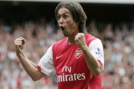 Tomáš Rosický se raduje po vstřelení branky.