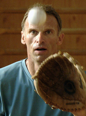 Při tr&eacute;ninku využ&iacute;v&aacute; Dominik Ha&scaron;ek i basebalov&eacute; rukavice