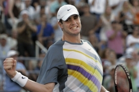 John Isner s vynikajícím servisem se utká s Federerem.