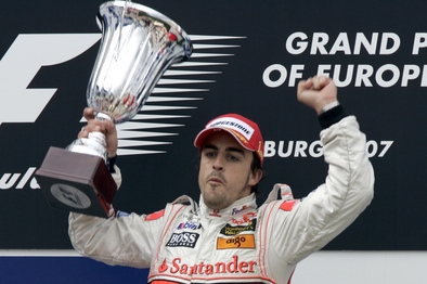 Alonso se raduje po vítězství Velké ceny Evropy. Alonso se raduje po vítězství Velké ceny Evropy.