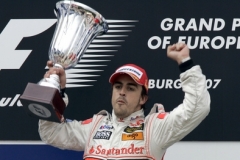 Alonso se raduje po v&iacute;tězstv&iacute; Velk&eacute; ceny Evropy.