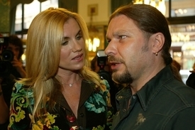 Leona Mach&aacute;lkov&aacute; s Petrem Kol&aacute;řem