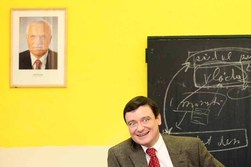 David Rath přednáší studentům o demokracii. David Rath přednáší studentům o demokracii.