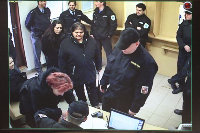 Situaci na úřadě monitorují policisté.