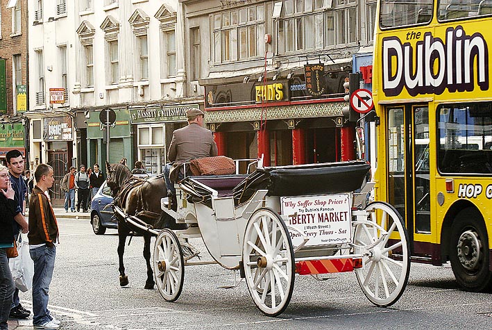 Dublin nežije z kulisy historických staveb, ale z nálady, jež vzniká mezi dvěma přeháňkami.