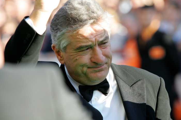 De Niro zdraví festivalové publikum. De Niro zdraví festivalové publikum.