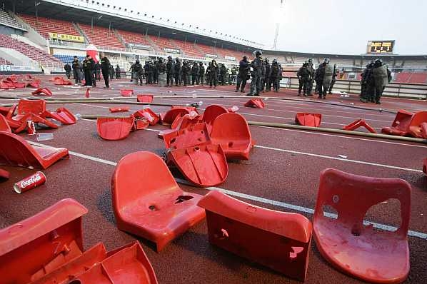 Poničený stadion na Strahově