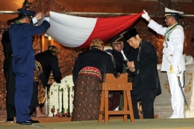 Tommy Suharto (druhý zprava) u otcovy rakve.