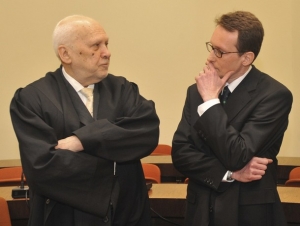 Sgarbi se rad&iacute; se sv&yacute;m obh&aacute;jcem během soudn&iacute;ho procesu.