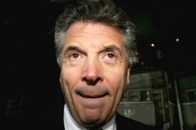 David Dein, který rezignoval na svou funkci. To samé teď zvažuje trenér Arsenalu Wenger spolu s několika hráči