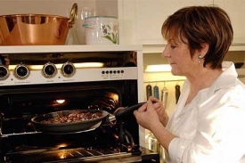 Levně um&iacute; vařit tak&eacute; televizn&iacute; kuchařka Delia Smith.
