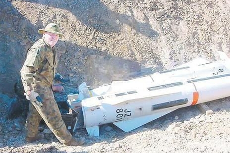 Australský kapitán, expert na munici, prodal zbraně zločincům.