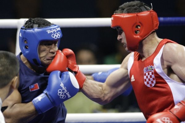 Marijo Sivolija-Jelica knockoutuje Samoánce Faraniho Tavuiho.
