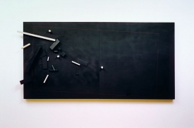 Mimo vymezen&eacute; m&iacute;sto 1976, dřevo, barva, 90 x 180 cm.