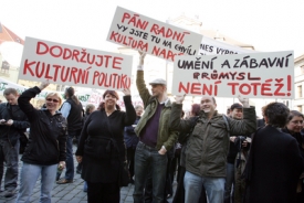 Počet odpůrců je na demonstraci zpočátku malý.