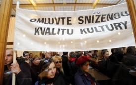 Přesun demonstrantů na jednání magistrátu.