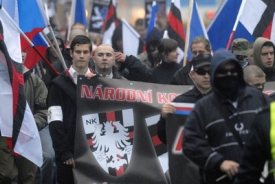Skupina neonacistů v centru Ostravy.